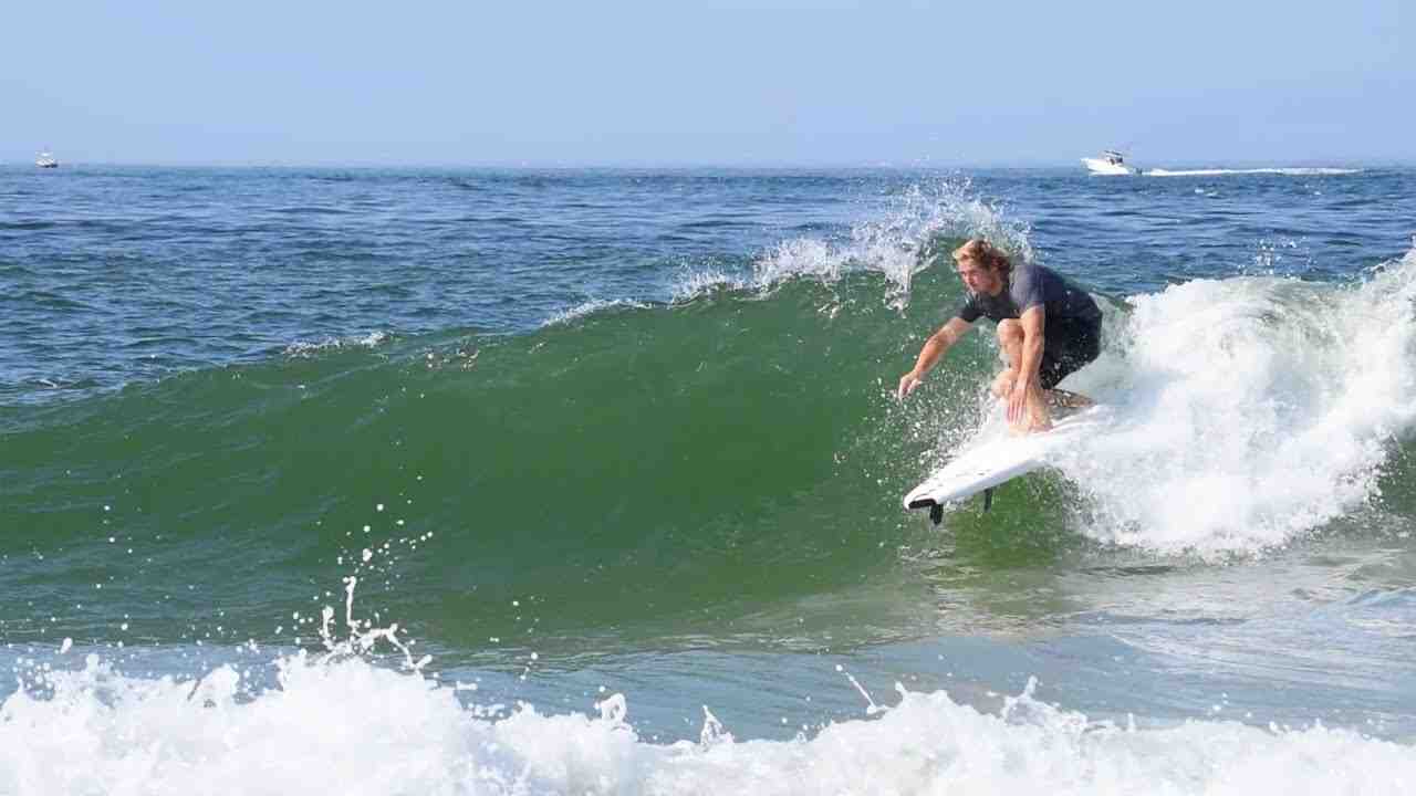Comment surfer des vagues creuses ?