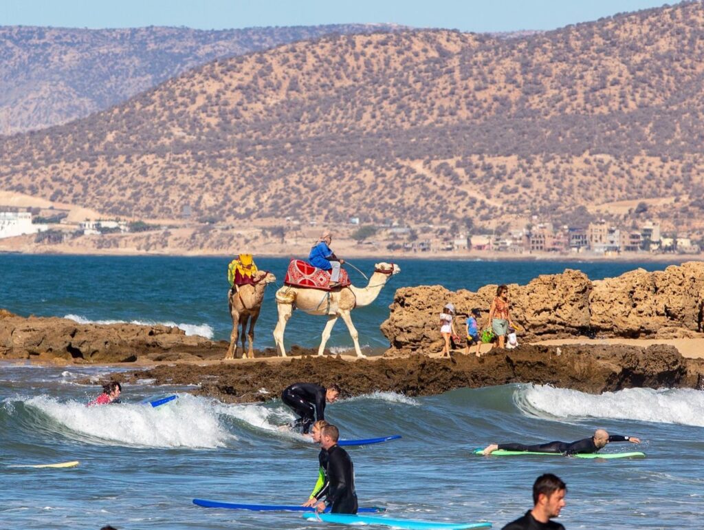 Surf Camp Taghazout Authentique : Le Meilleur Surf Guide du Maroc