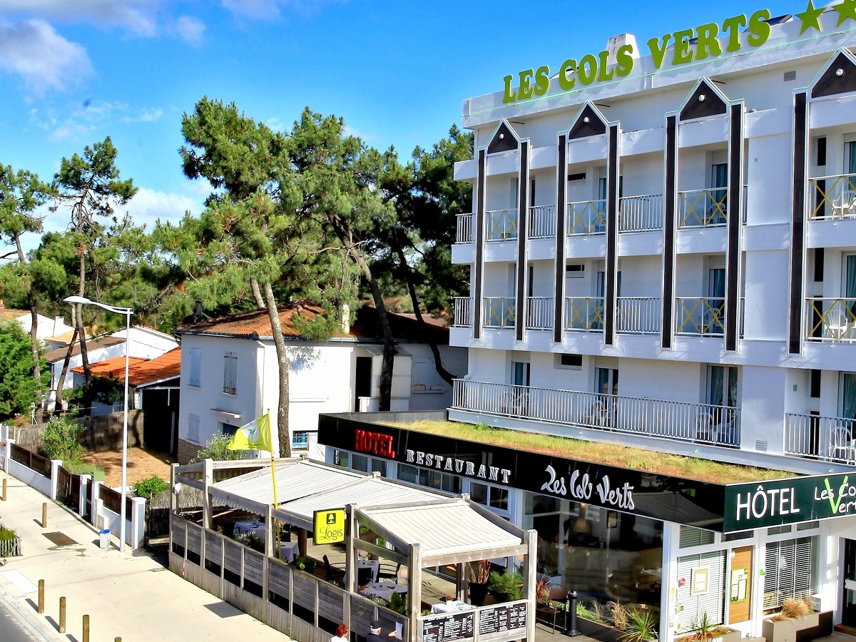 hotel-les-cols-verts-facade-la-tranche-sur-mer-554362