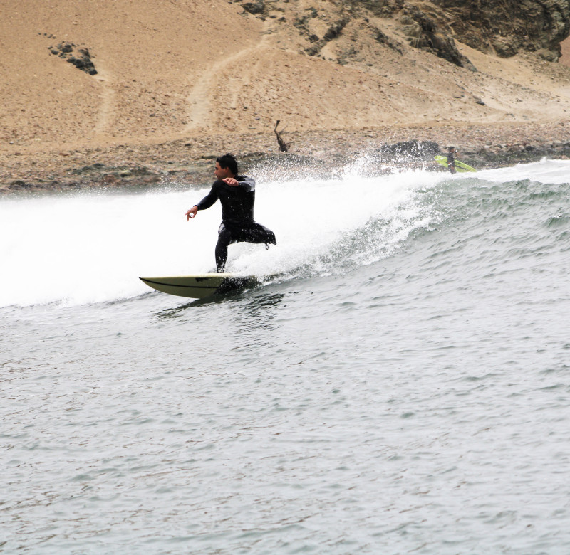 man-surf-peru